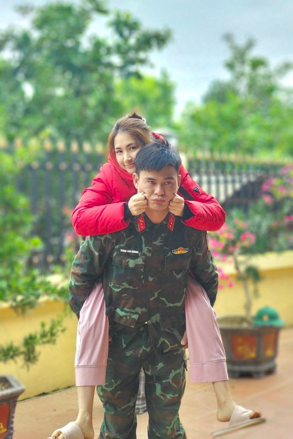 Đại úy Thăng Văn Cương viết về Hòa Minzy: 'Anh yêu em, vợ ơi'