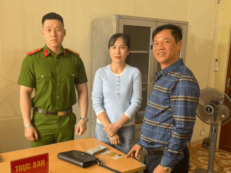 Đi chợ về, người phụ nữ bất ngờ nhặt được 100 triệu đồng đánh rơi