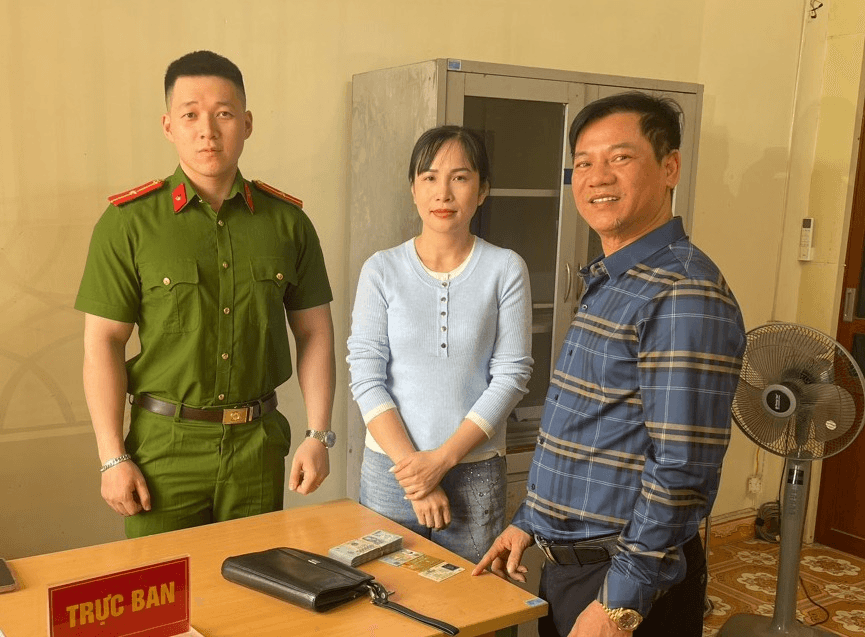 Đi chợ về, người phụ nữ bất ngờ nhặt được 100 triệu đồng đánh rơi- Ảnh 1. image.png